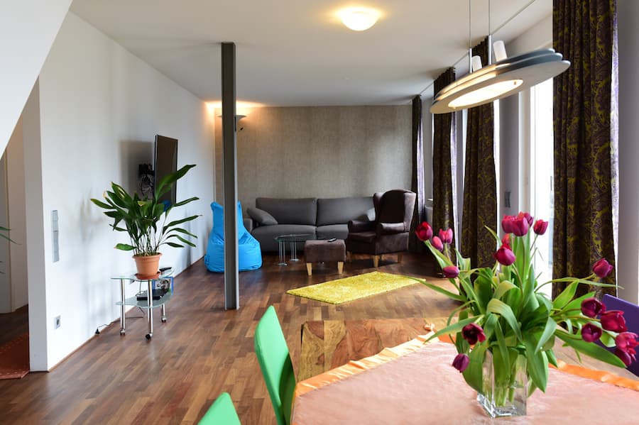 Blick in eines der Serviced Apartments im Seeger Living mit Fernsehecke
