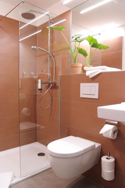 Dusche und WC im Bad des Premium Serviced Apartments Karlsruhe
