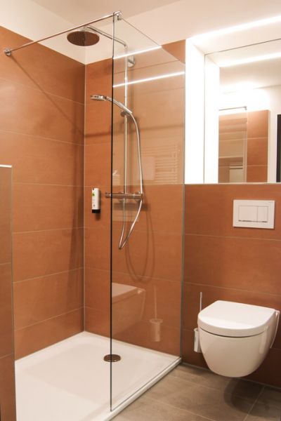 Dusche mit Glastür im Premium Comfort Apartments zum möbliertem Wohnen Karlsruhe
