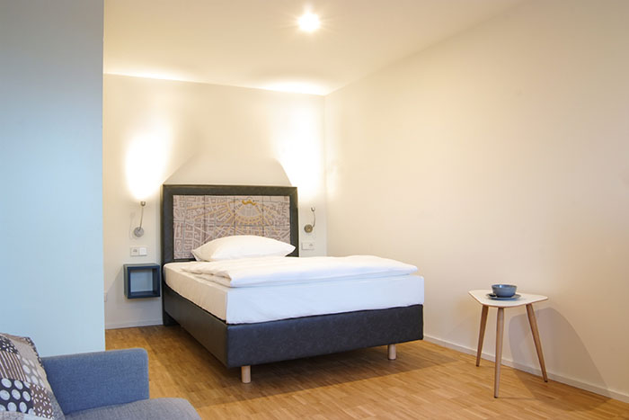 Gemachtes Boxspringbett im Schlafbereich des Premium Comfort Apartments Karlsruhe