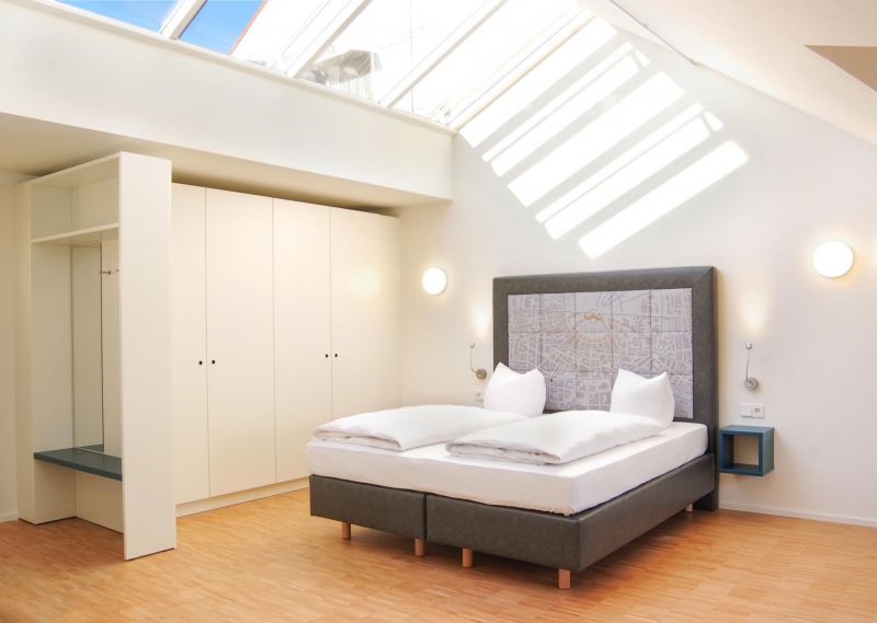 Einbauschränke und Doppelbett im Premium Superior möbliertem Apartment Karlsruhe
