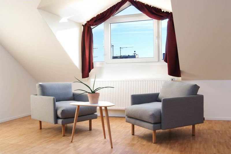 Wohnbereich im Premium Comfort Apartment Karlsruhe mit Zweisitzer Sofa