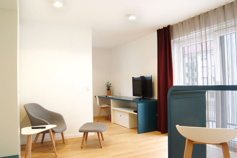 Wohnbereich mit Sitzgelegenheit im Premium Apartment des Apartmenthotels Karlsruhe