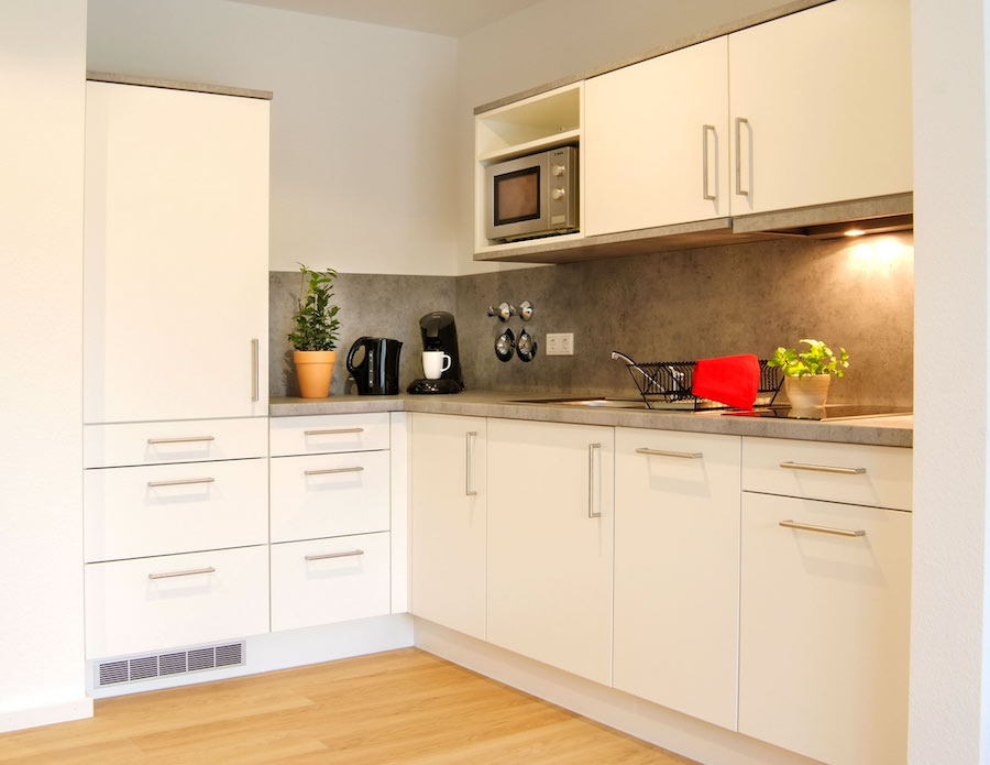 Küche des Seeger Living Premium Serviced Apartments in Karlsruhe in hellem Holz